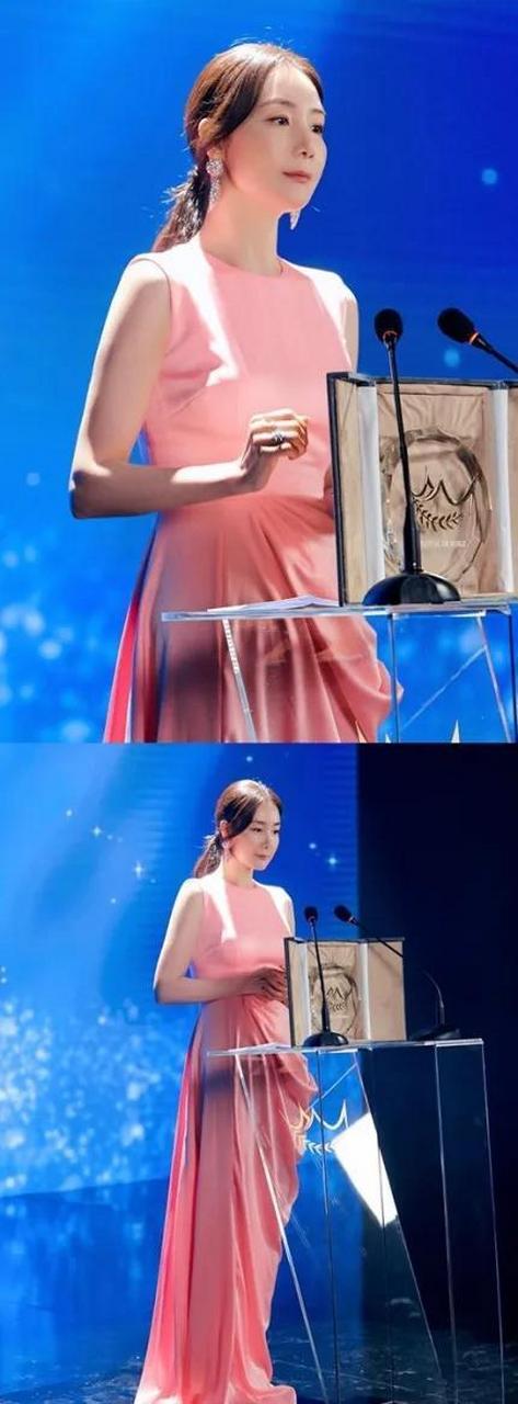 48岁崔智友,耀眼的礼服姿态,一如既往的优雅美丽