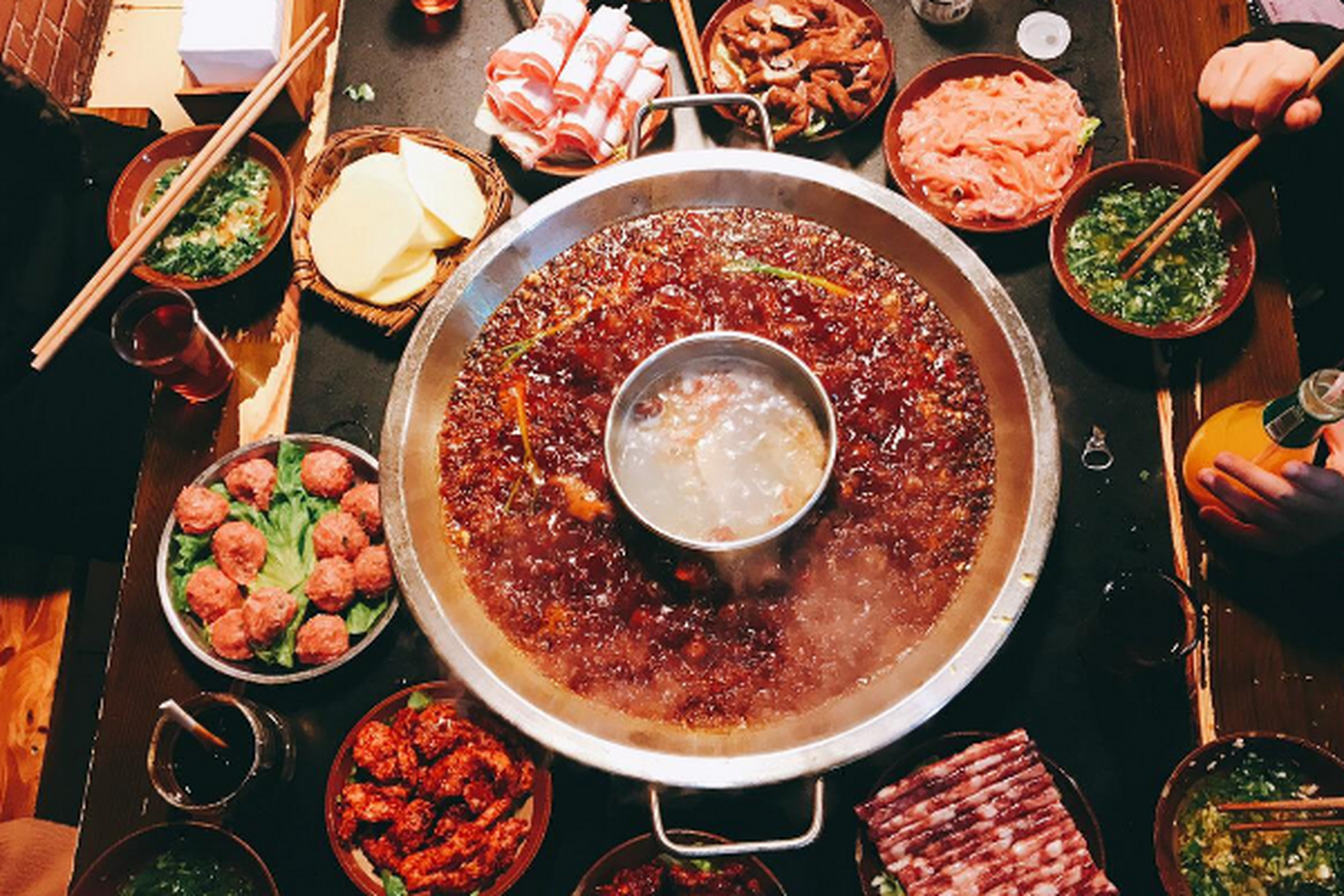 重庆旅游必吃的十大美食,当地人都爱吃:   1.火锅    2.小面    3.