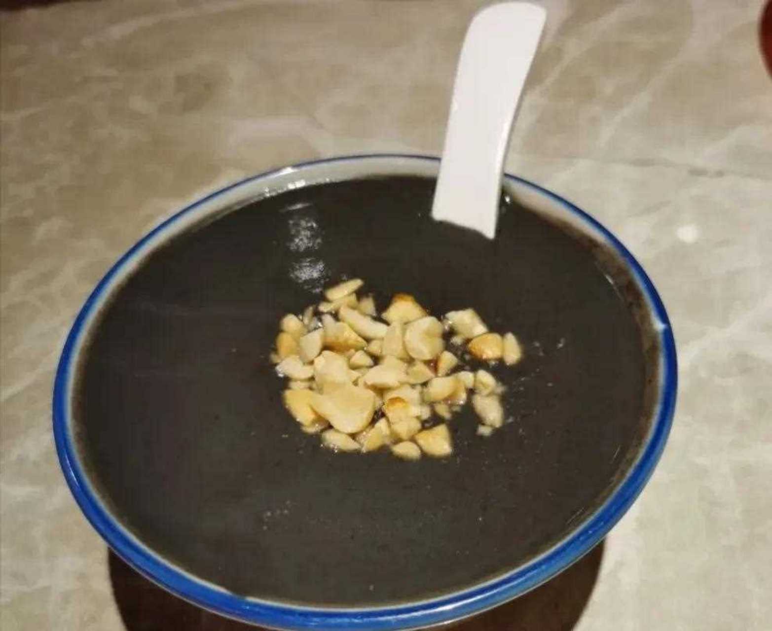 香浓醇厚的芝麻糊,配上花生碎,绝呀!