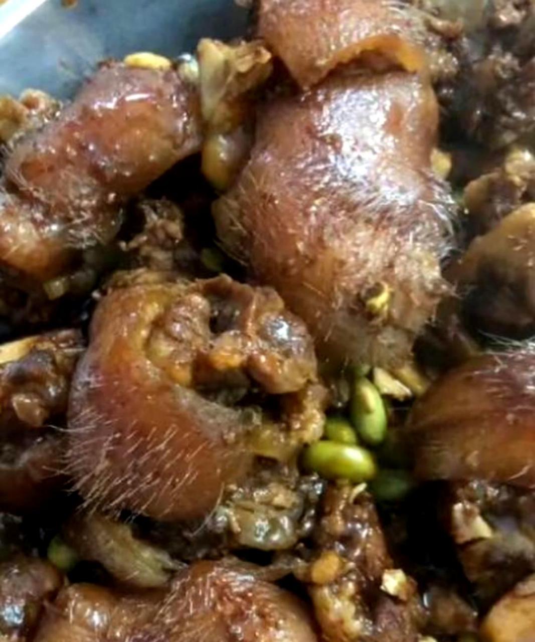 我坐月子的婆婆让我炖猪蹄,但是猪蹄上还有很多毛没有剔干净,难道是