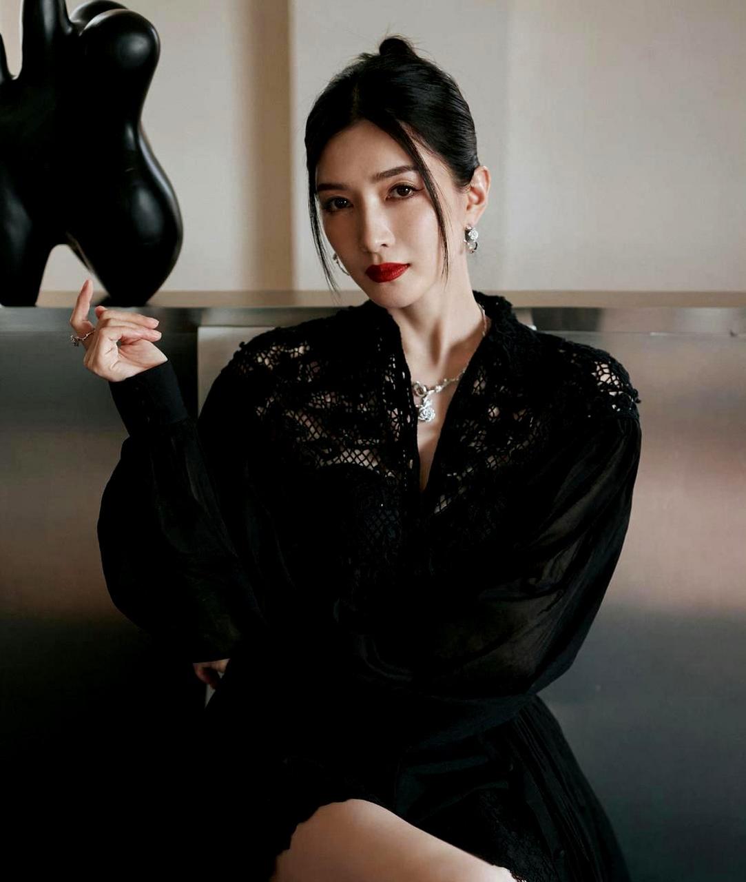 江疏影穿着黑色礼服,展现出她超凡的气质和修长的美腿!