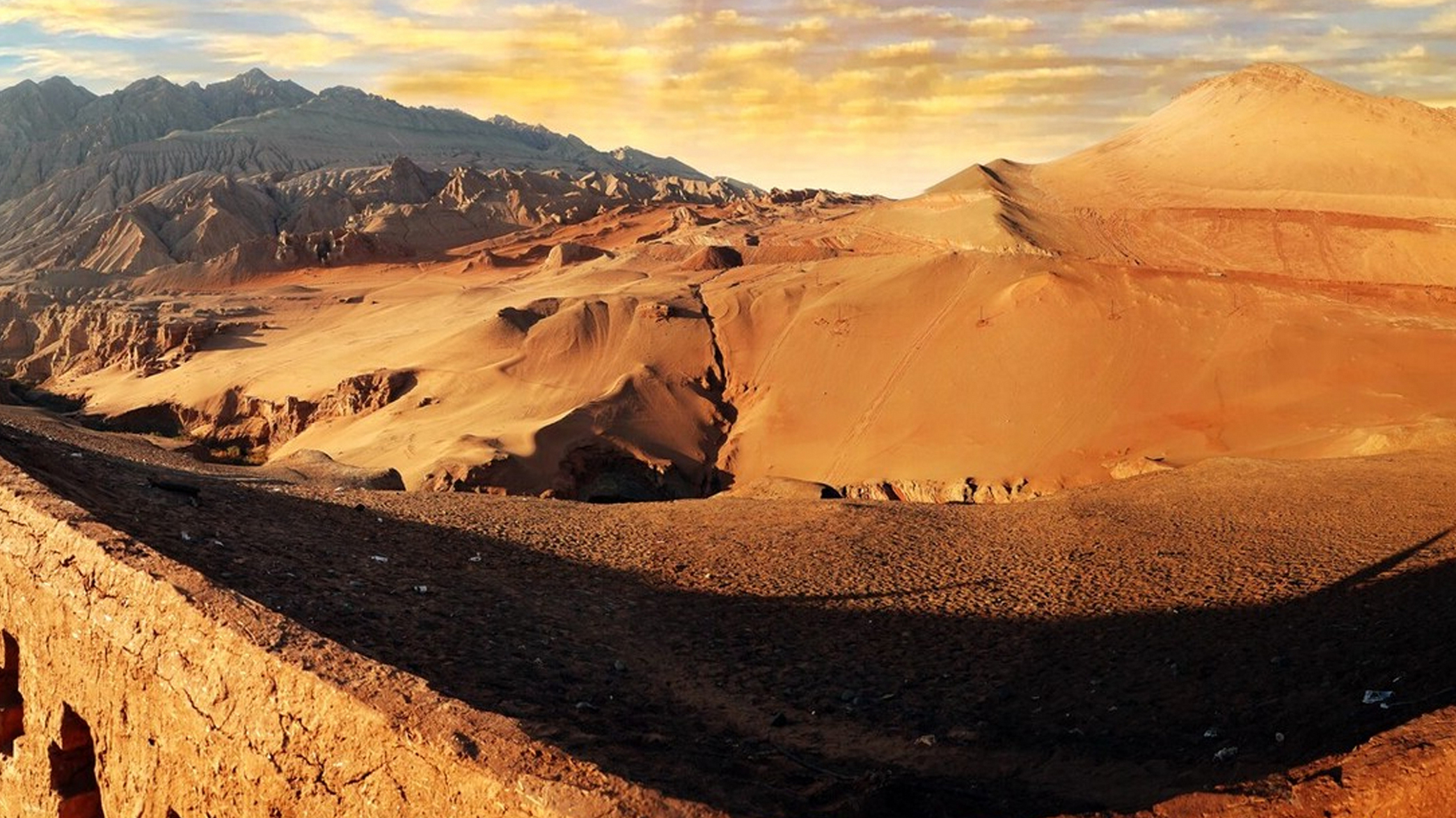 有一个历史悠久,自然景观雄奇壮美的吐峪沟大峡谷,从北向南把火焰山