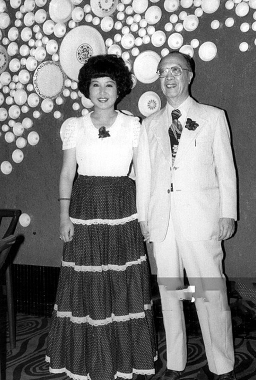 韩菁清是歌星,与梁实秋因音乐创作而相识,没想到却擦出爱的火花.