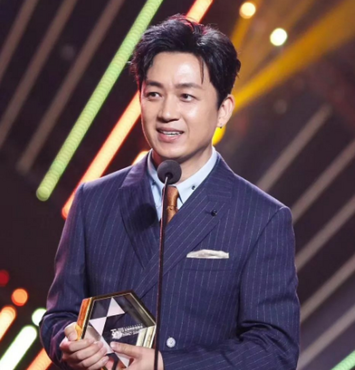 潘粤明深夜发文!父母都被确诊新冠,让潘粤明无比的担忧和难受.