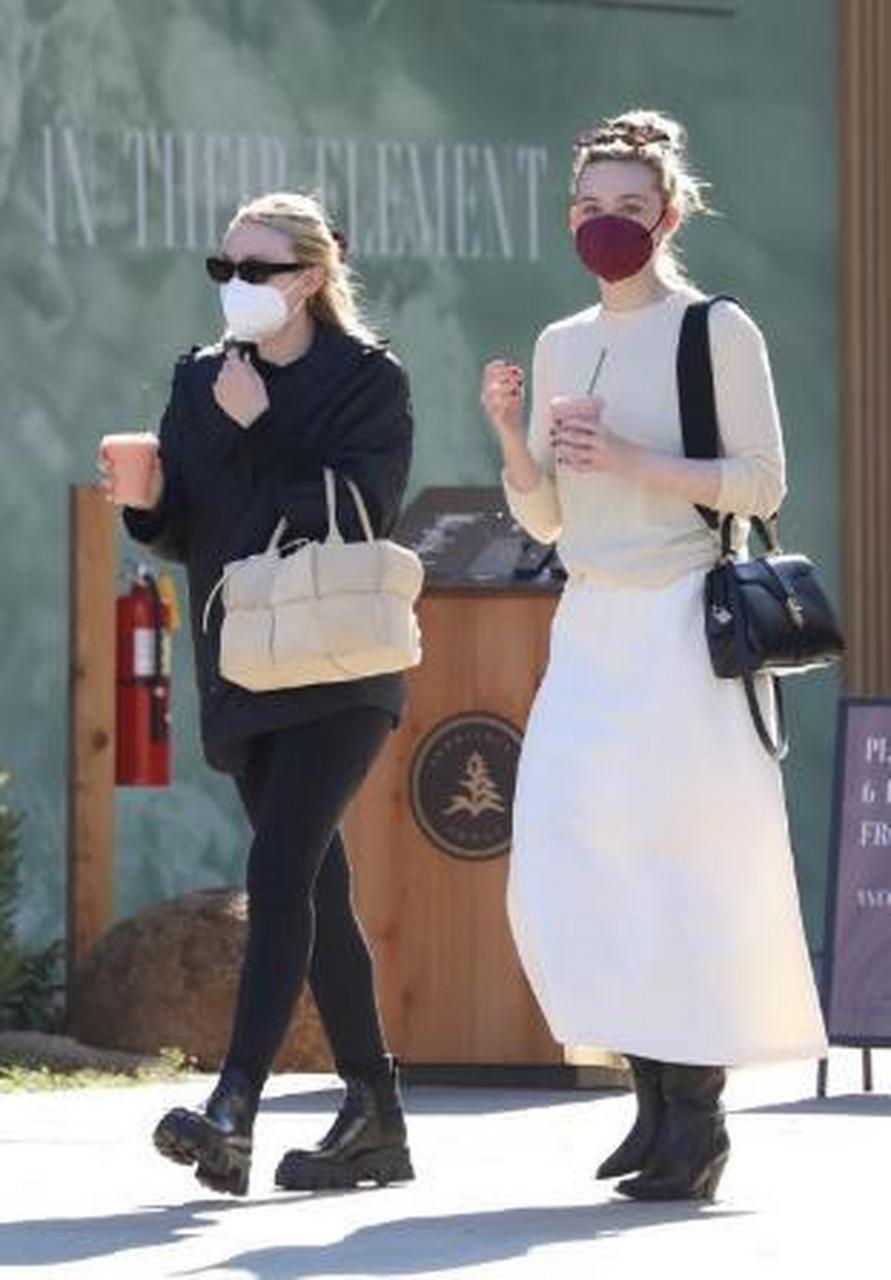 gif创作人# 最近达科塔·范宁和艾丽·范宁,两姐妹看上去都非常涤有