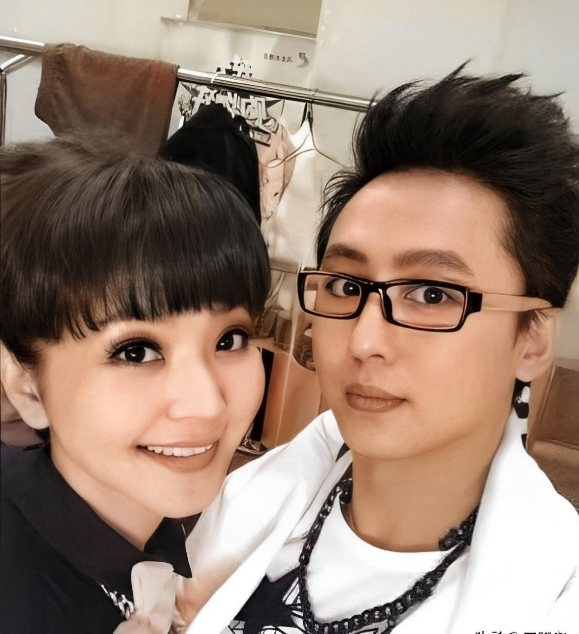 有一次,程成去见方琼,方琼的丈夫正好出差,程程程在他家洗澡.