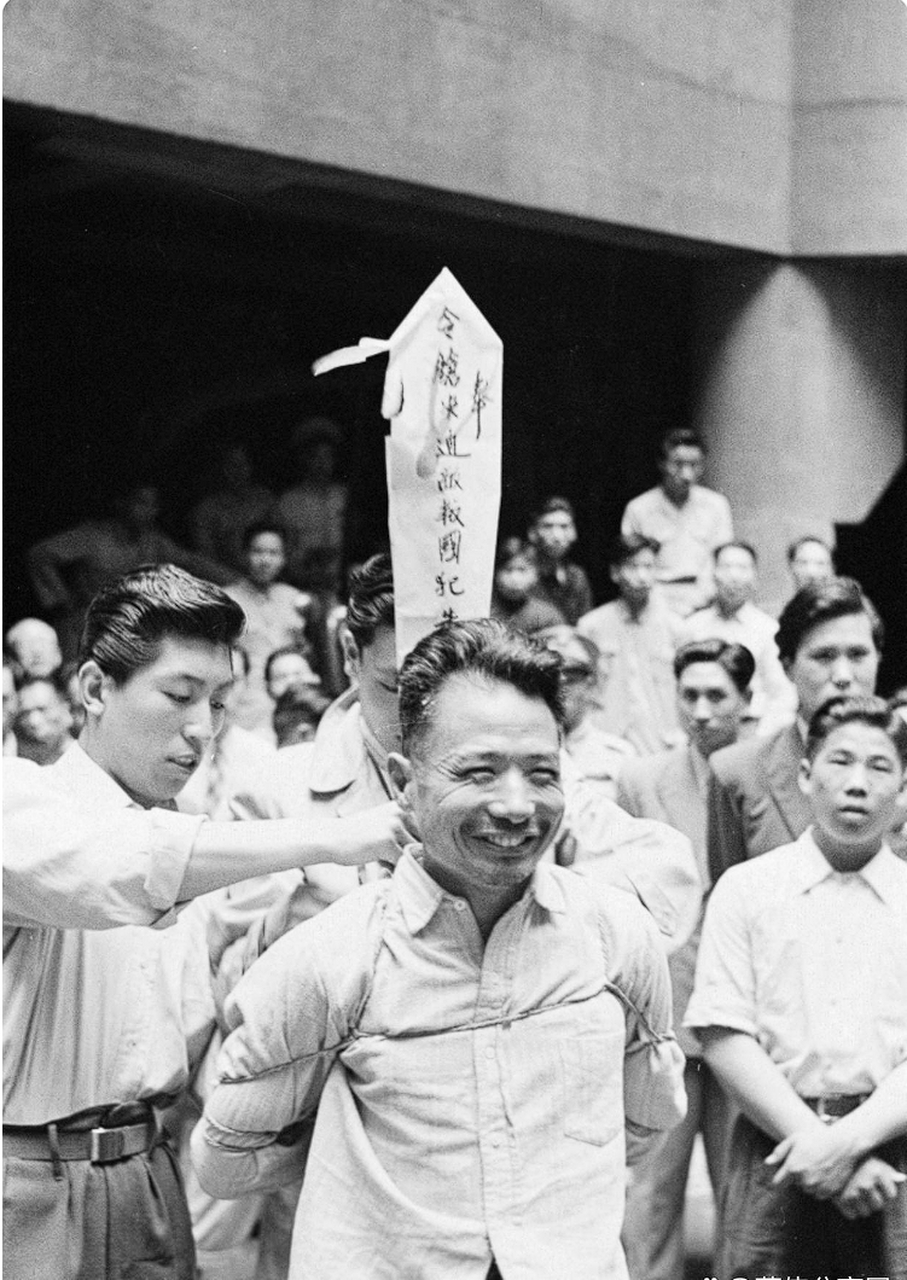 1949年,上海一群地下党员前往刑场的老照片.当时,全国解放在即.