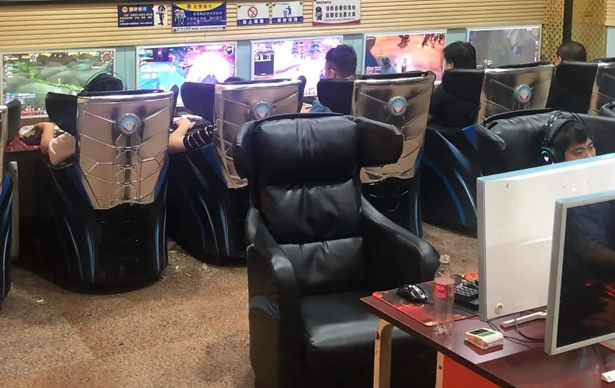 魔兽玩家在网吧5连坐.