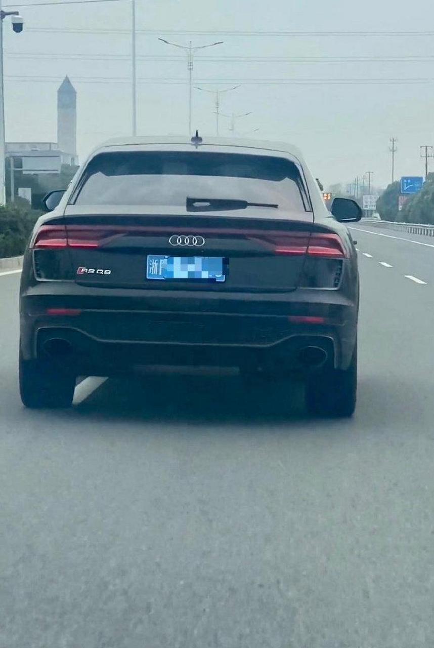 路上看到,这是真的奥迪rsq8吗? #搞笑趣味图