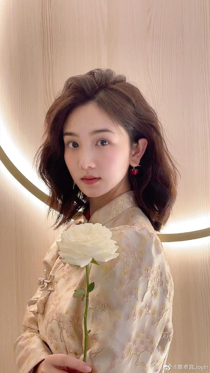 演员蔡卓音旗袍装