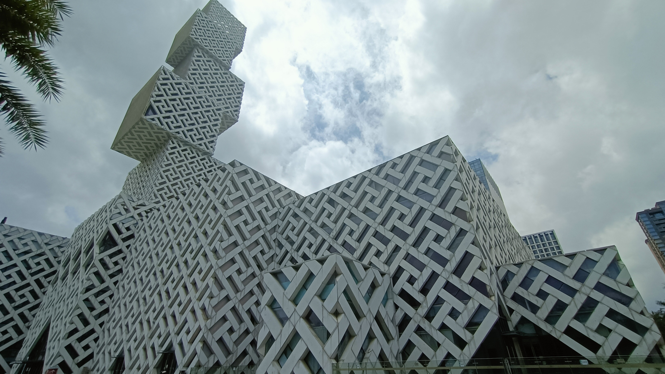 佛山坊塔,成功入选2016年第七届国内十大最丑建筑