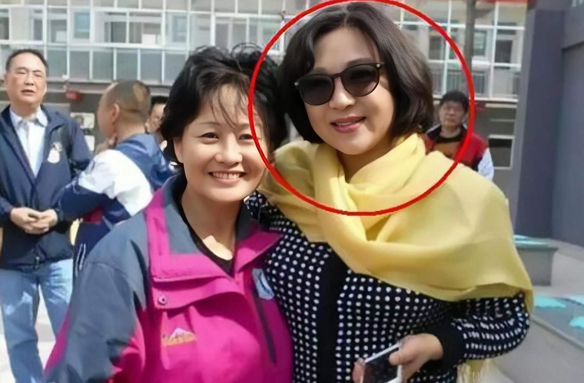 李连杰前妻黄秋燕今昔对比,岁月真是把杀猪刀啊!