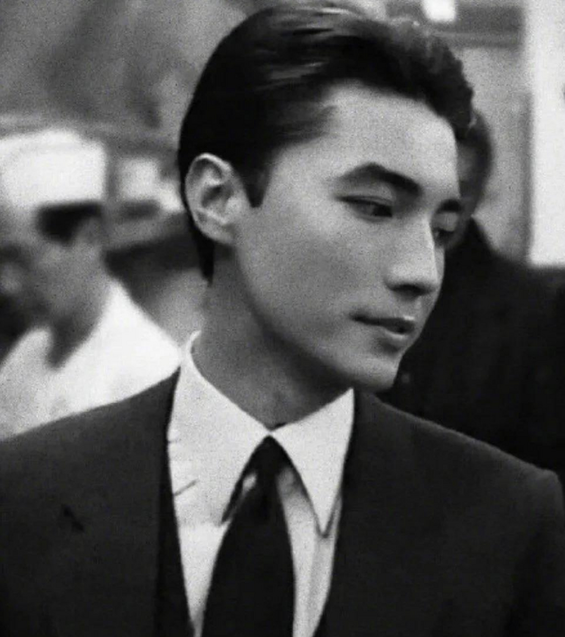 2012年,尊龙去无锡拍《王朝女人杨贵妃》时,在当地找了个助理小陈.