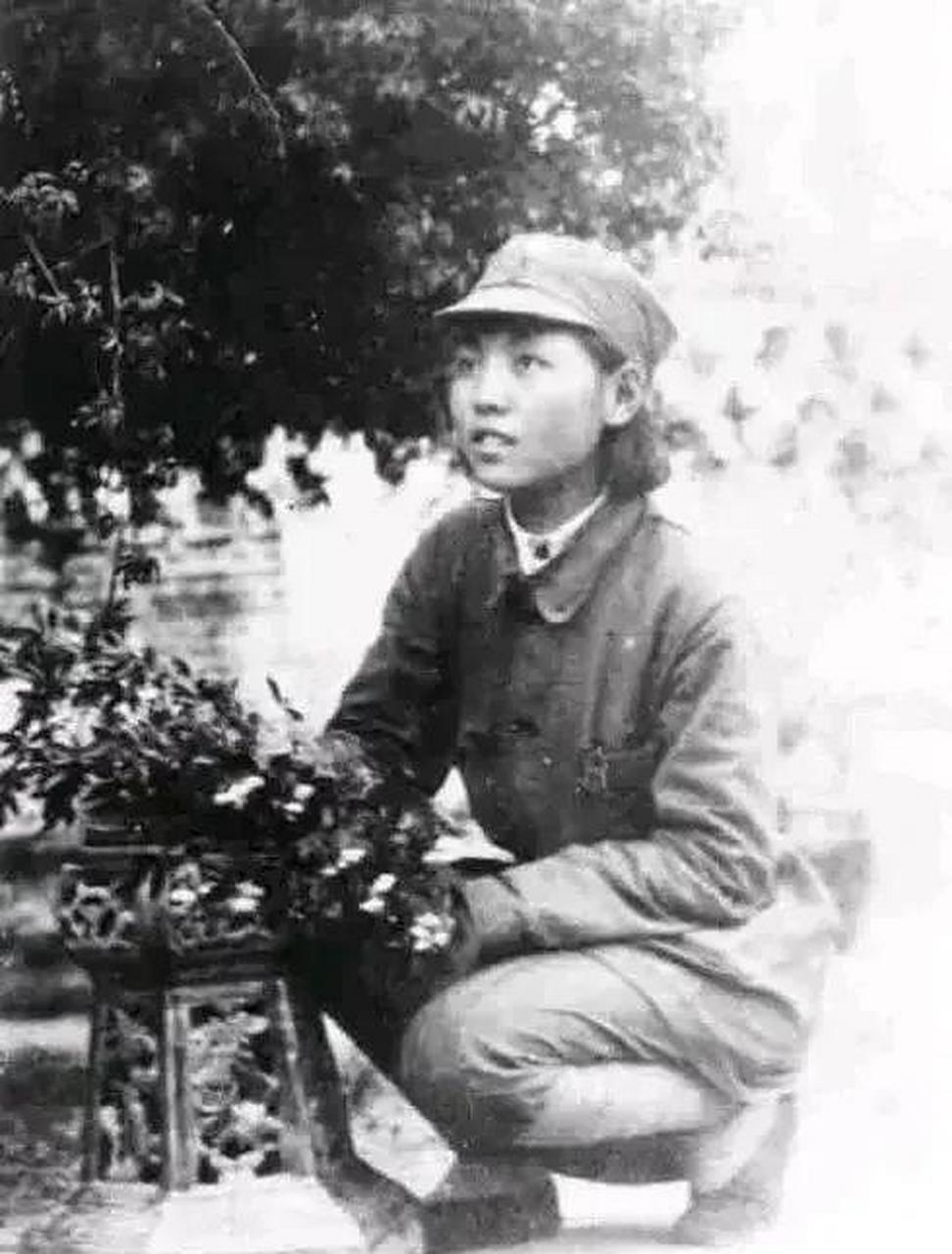 老照片# 这是一张八路军女战士的照片,照片中的女战士一齐短发,半蹲