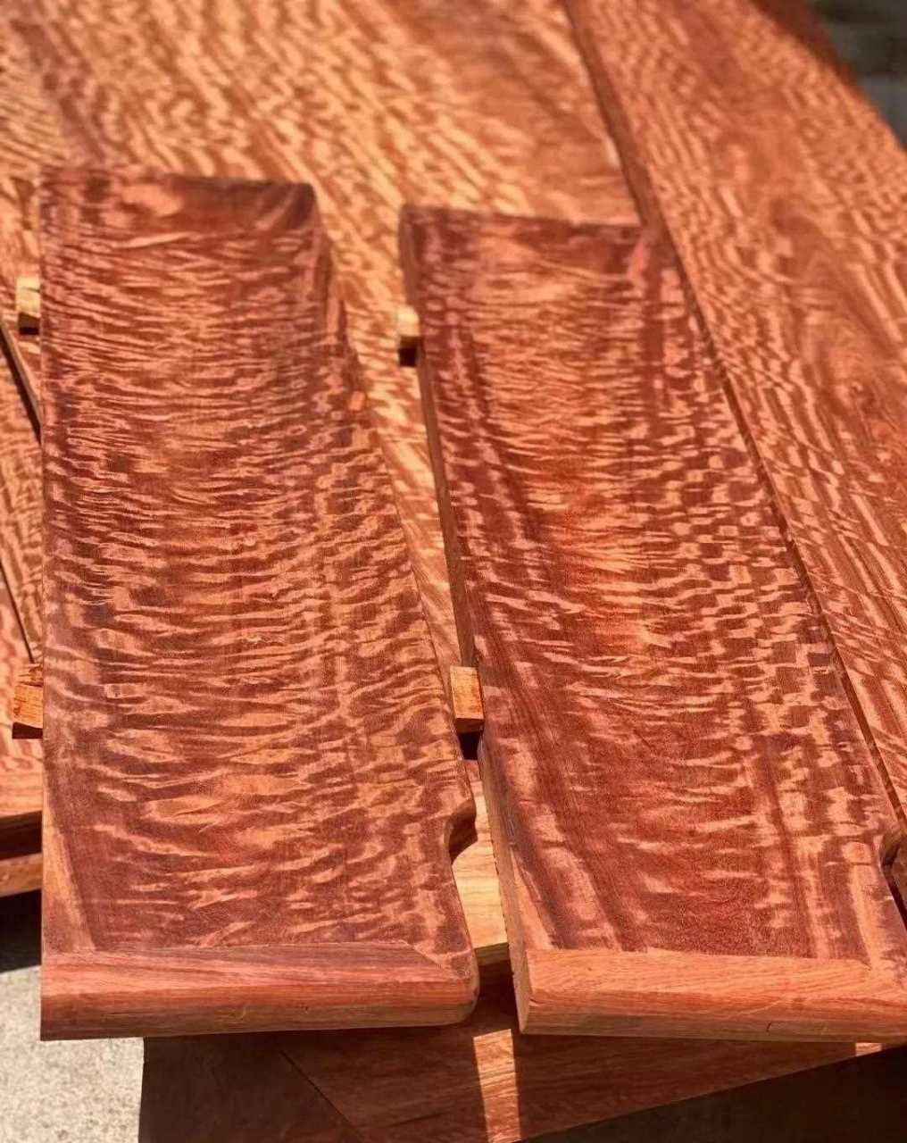 大果紫檀独特的水波纹,独板的品性,均匀的色泽,是无可替代的水波纹