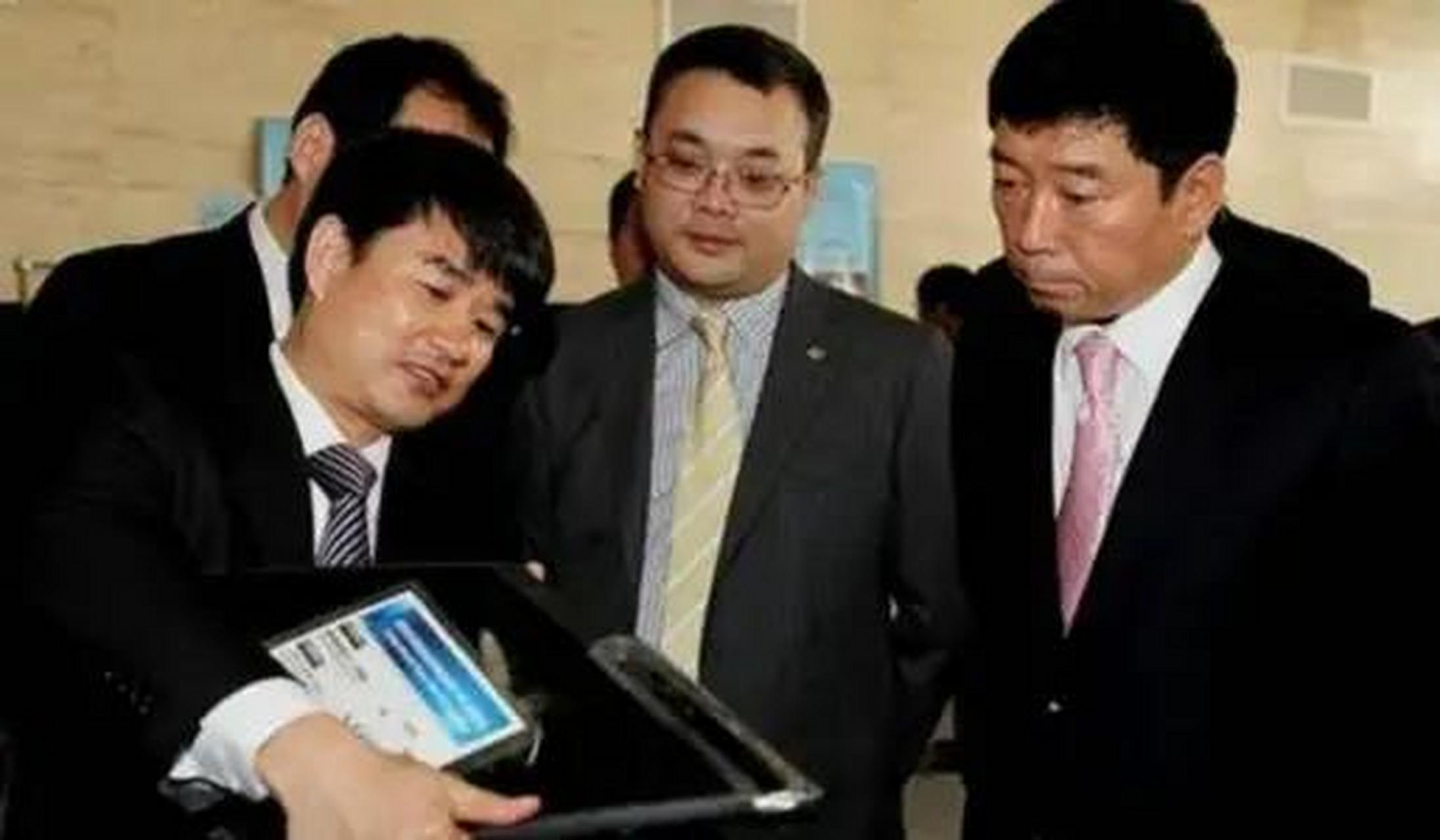 当年,曹德旺的女儿曹艳萍带男友叶舒回家见父母时,曹德旺一看这小伙子