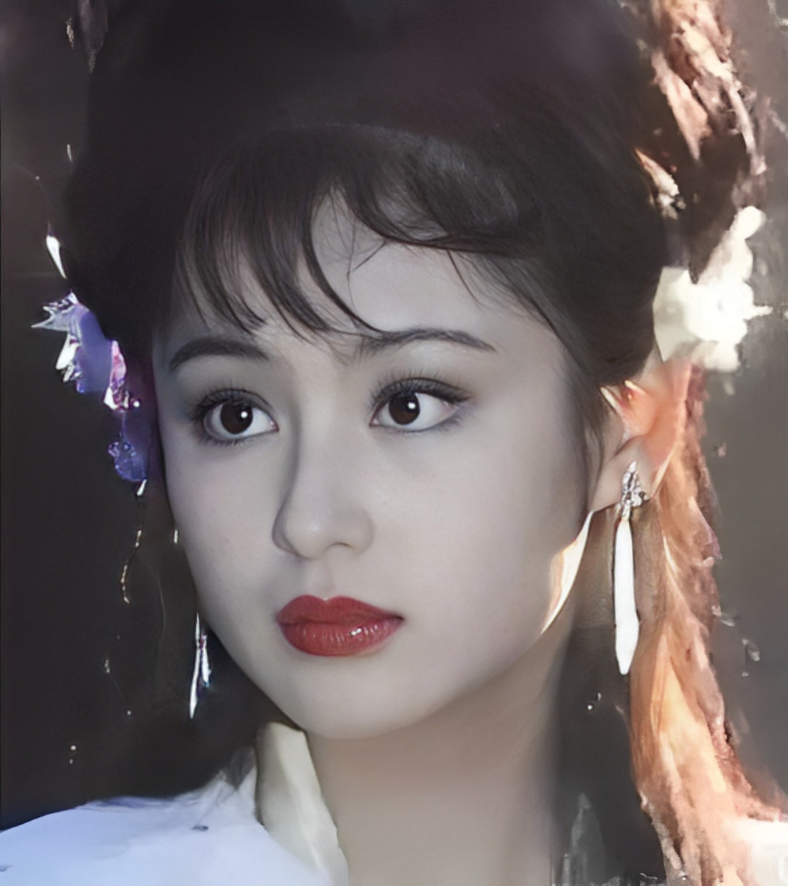 1986年,陈红年仅18岁的她正在拍摄古装神话剧《聊斋》.