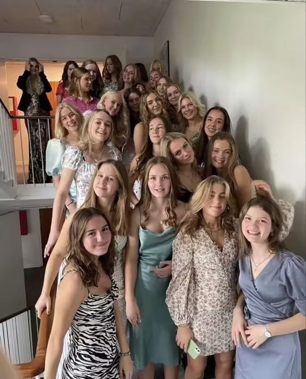 美国初中女孩,毕业大合影.全是青春洋溢的脸