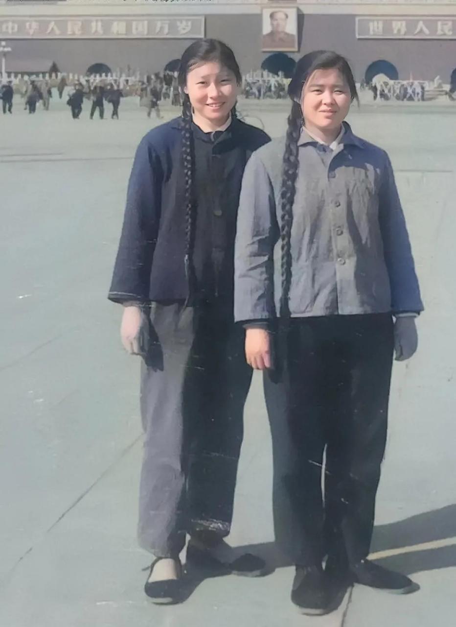 70年代,两个留着黝黑的长辫子的女知青在某著名广场前(头条垃圾,不让