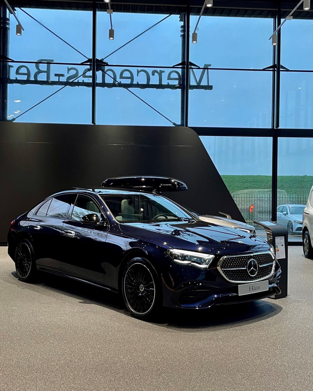 静态实拍奔驰e300e,黑色外观质感爆表,内饰也是相当豪华,如果不考虑