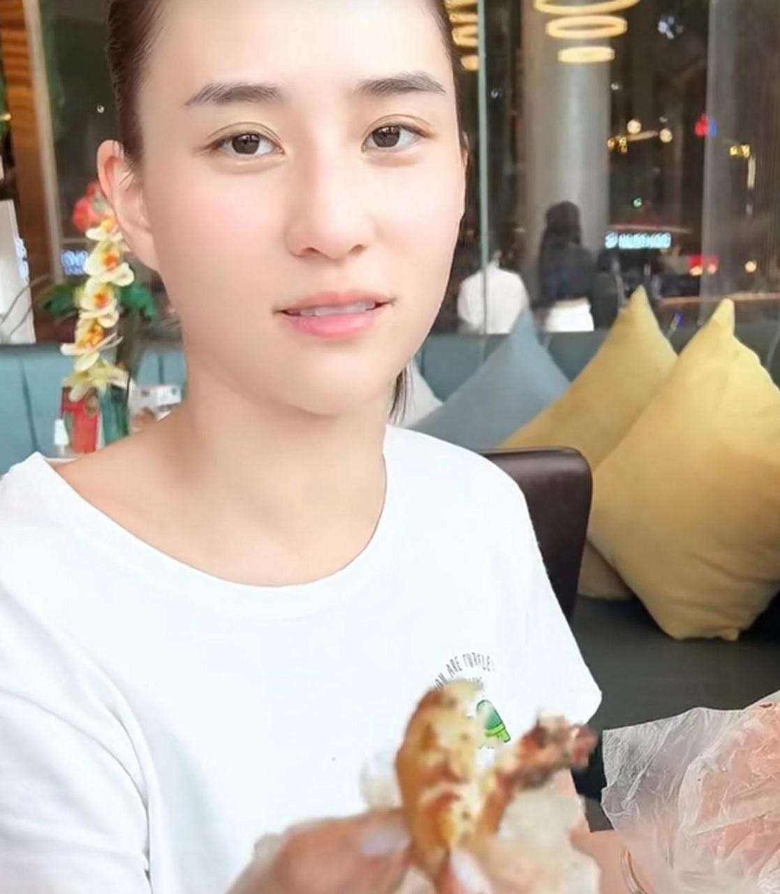 何超莲素颜去吃螃蟹太接地气,简单扎马尾穿白色t恤,面对镜头亲和力