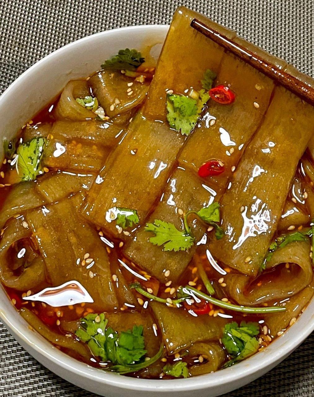 开胃又解馋的酸辣宽粉 简单几步就能搞定 爽滑劲道的宽粉裹着满满的