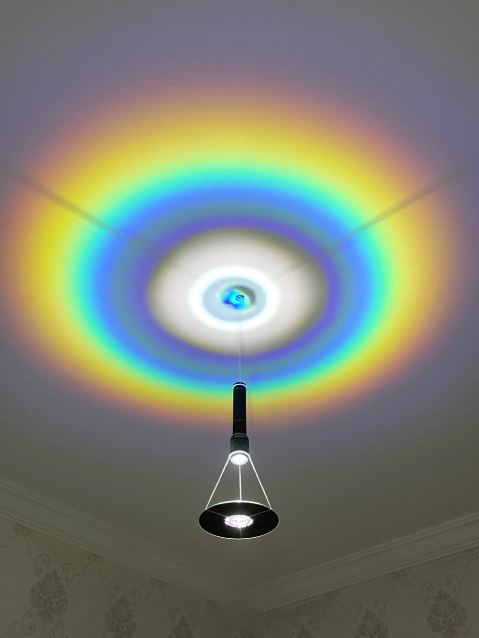 女朋友用光盘做了个彩虹灯  阴天,女朋友给家里整了个彩虹～ 突然感觉