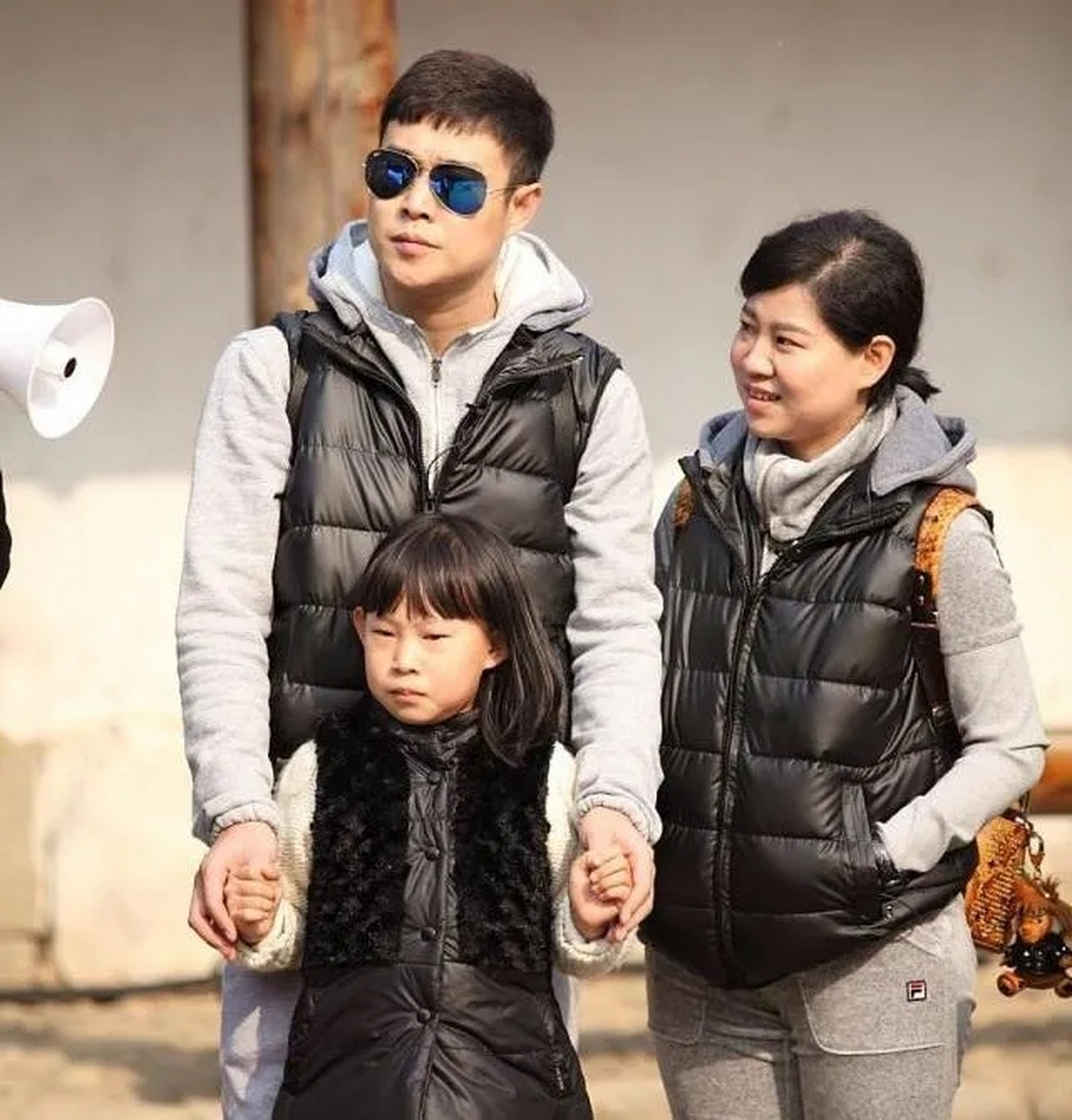 小品演员小沈阳的全家福: 女儿跟媳妇长的一模一样 他和媳妇特别有