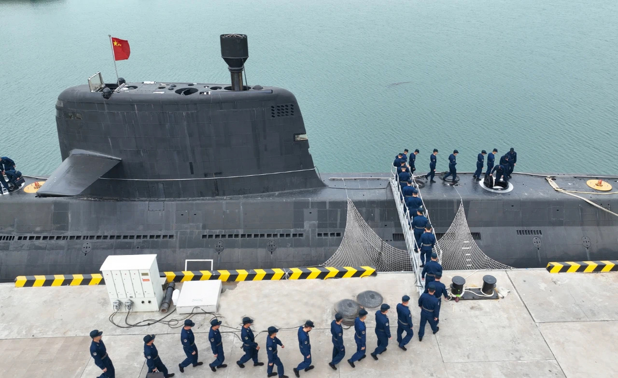 两张官方媒体发布的军事新闻图片,看图一感觉海军某型常规潜艇好小