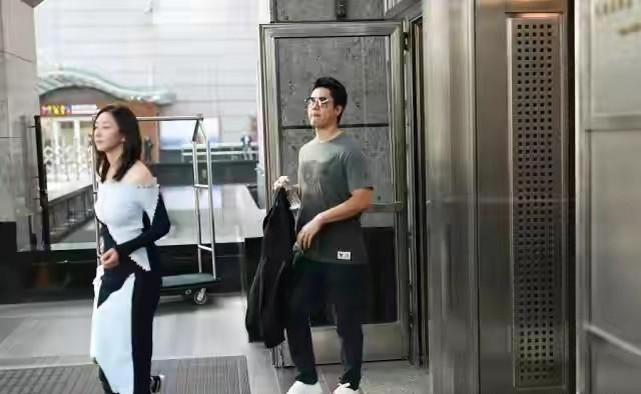 唐一菲打扮精致,穿蓝白拼接露肩针织裙配高跟鞋,优雅端庄!