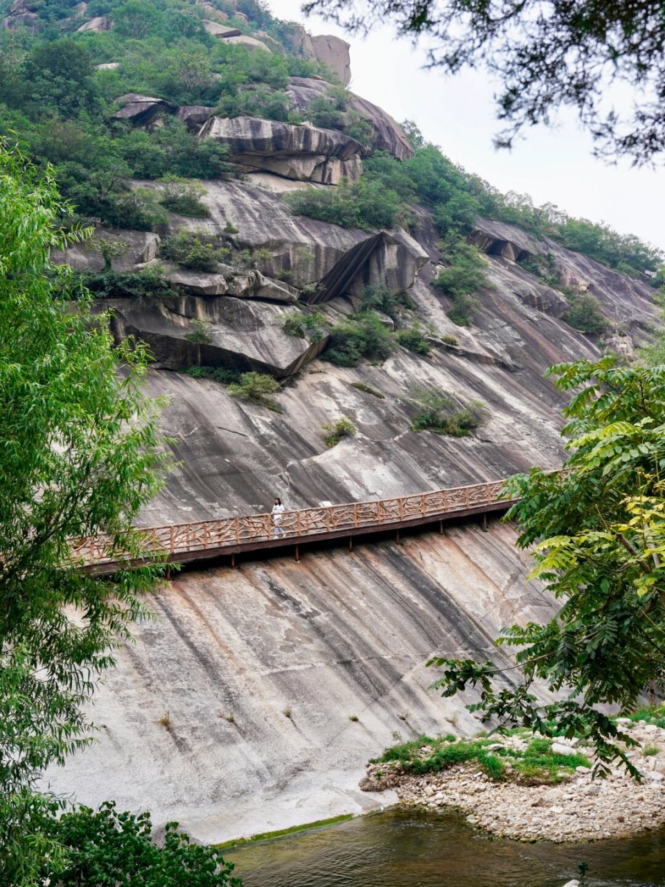 位于华北地区的神堂峪栈道,长约7公里的木质栈道,24个景点,是全妓人