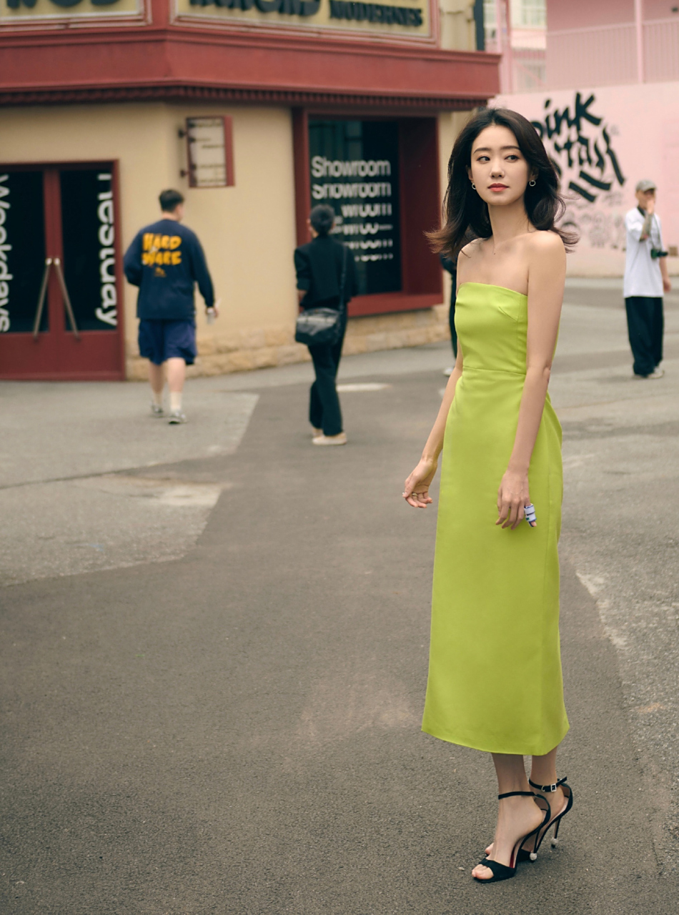 张小斐绿裙随拍,牛油果色清爽靓丽,很吸睛的一身造型搭配,一秒进入