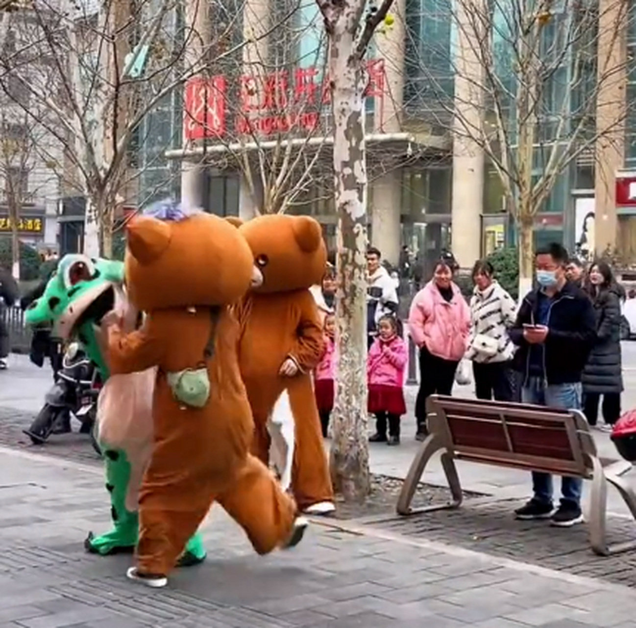 湖北武漢, 孤寡青蛙路戰大笨熊, 怎麼還跟自己人動手了呢!