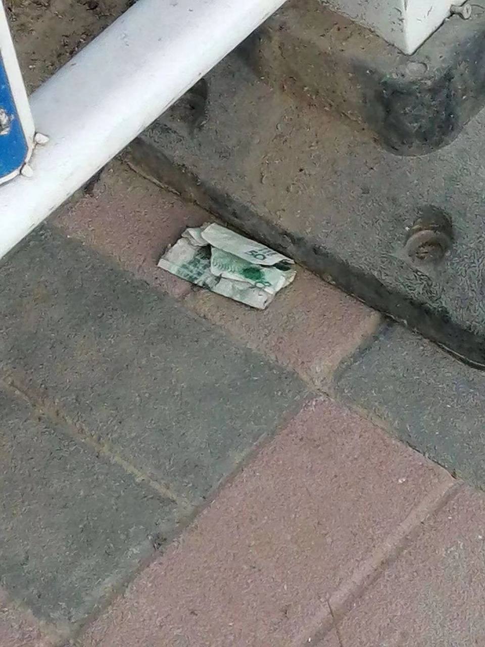 搞笑图片# 问:我最近是不是穷疯了?看啥都像钱?