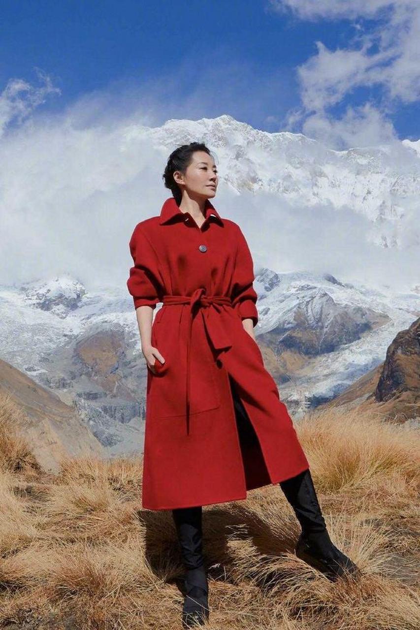 女人不管年纪有多大,别穿得太老套,学许晴洋气穿搭,气质还减龄