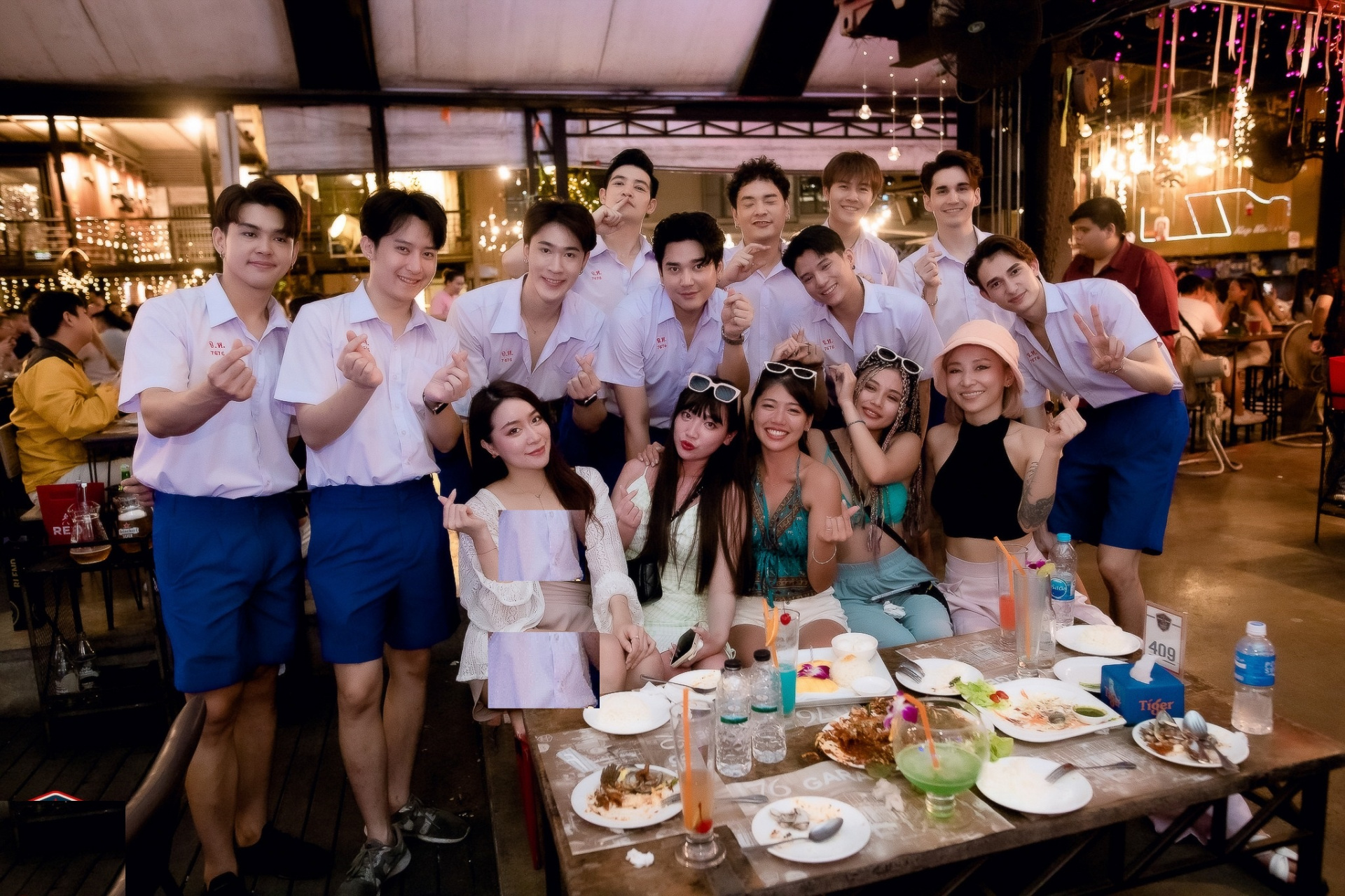 3个女孩去ktv点男模陪唱一晚,在离开酒吧之前,给了男模500元作为小费.