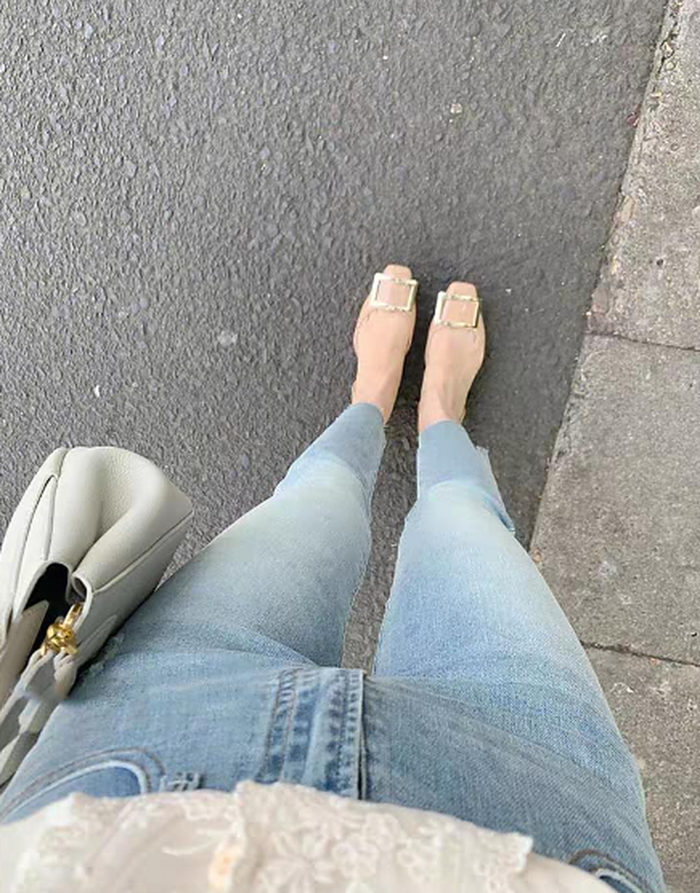 自拍一张,足以让你感觉这腿的抓地力不差.