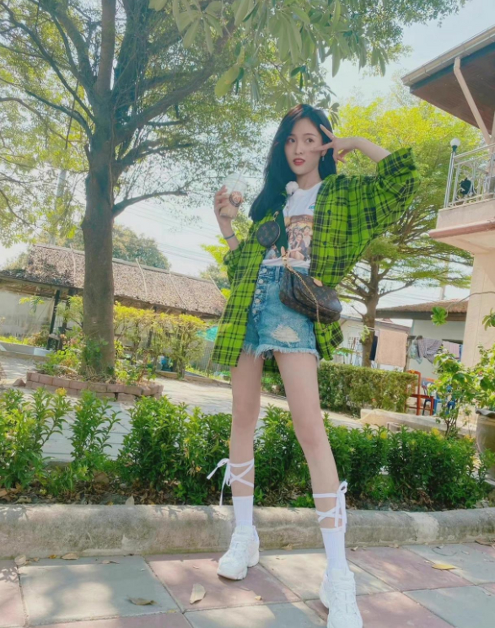 吴宣仪私服,荧光绿格子外套,破洞短裤,加上绑带袜,只有美女才能hold住