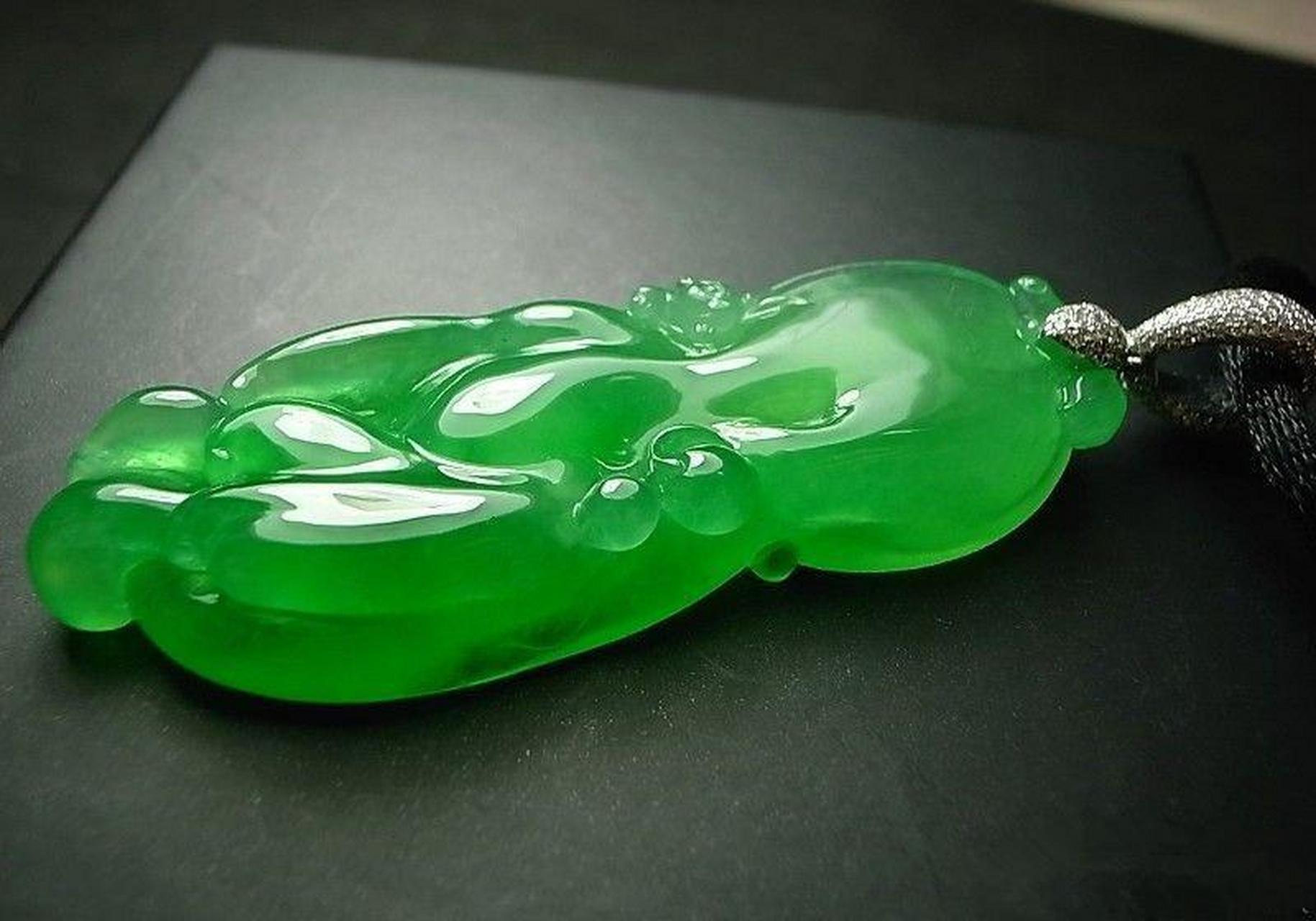 仿翡翠的绿玻璃 仿#翡翠# 玻璃是久有历史的翡翠仿制品,业内常称为"