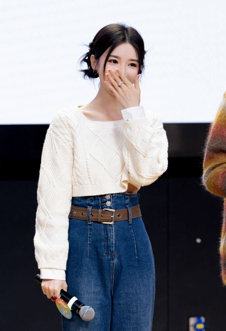 小巧玲珑,晶莹剔透的#毛晓彤# 貌美如花,五官精致,笑容甜美,身材纤瘦