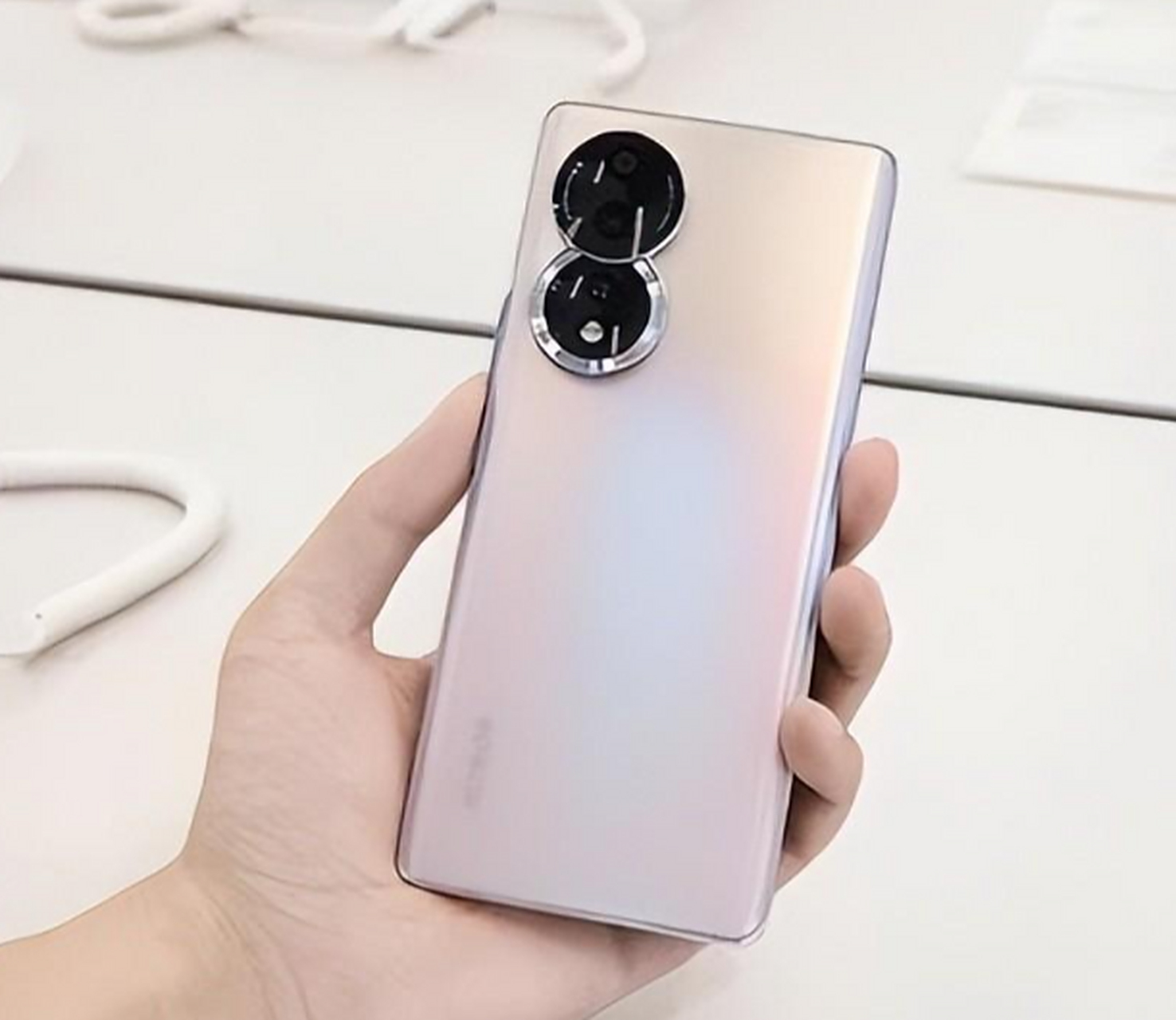 数码家居好物大赏# 荣耀80手机是曲面屏设计,它的正面观感也很高端