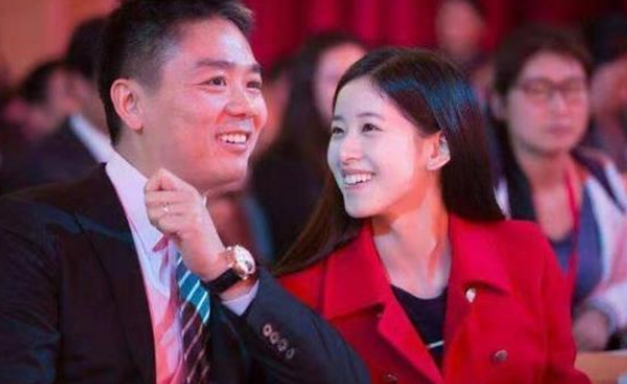 2017年,京东的一次高管聚餐上,京东女副总裁杜爽突然对刘强东说:"老板