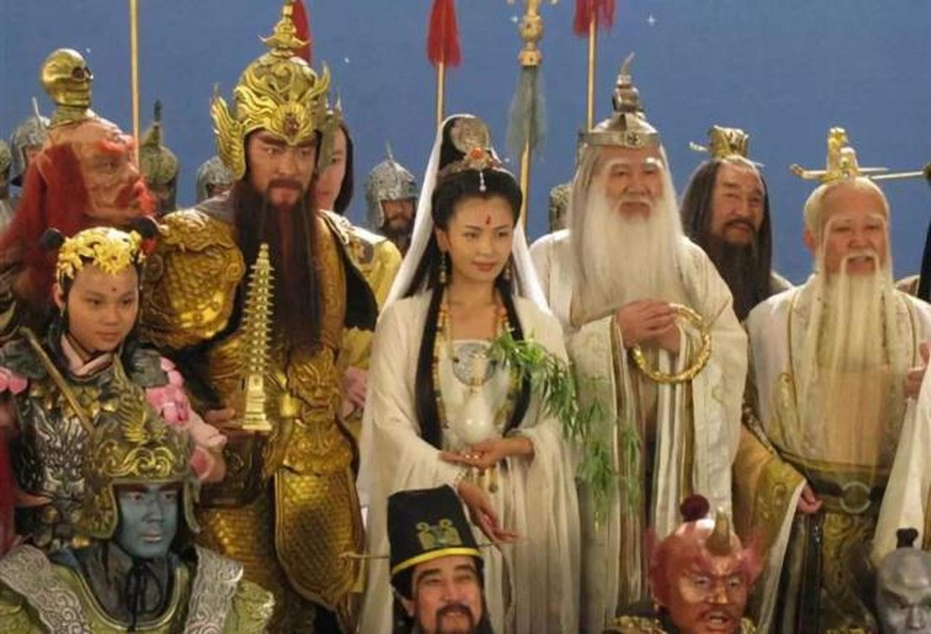 孙悟空和二郎神激战正酣,玉帝带领众仙到南天门查看战况.