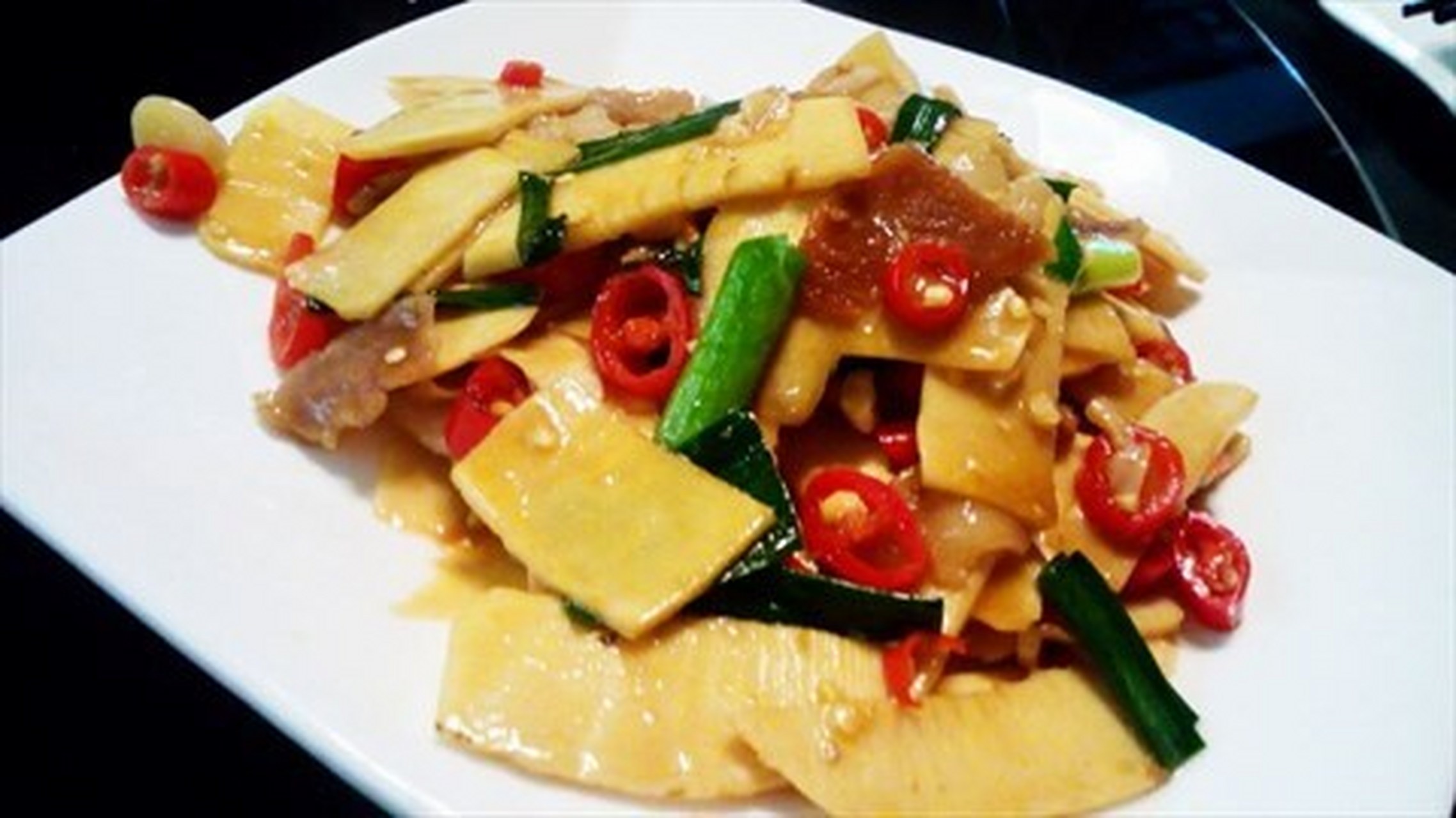 冬笋炒腊肉:以腊肉和冬笋为主料,是湘菜中的典型炒菜.