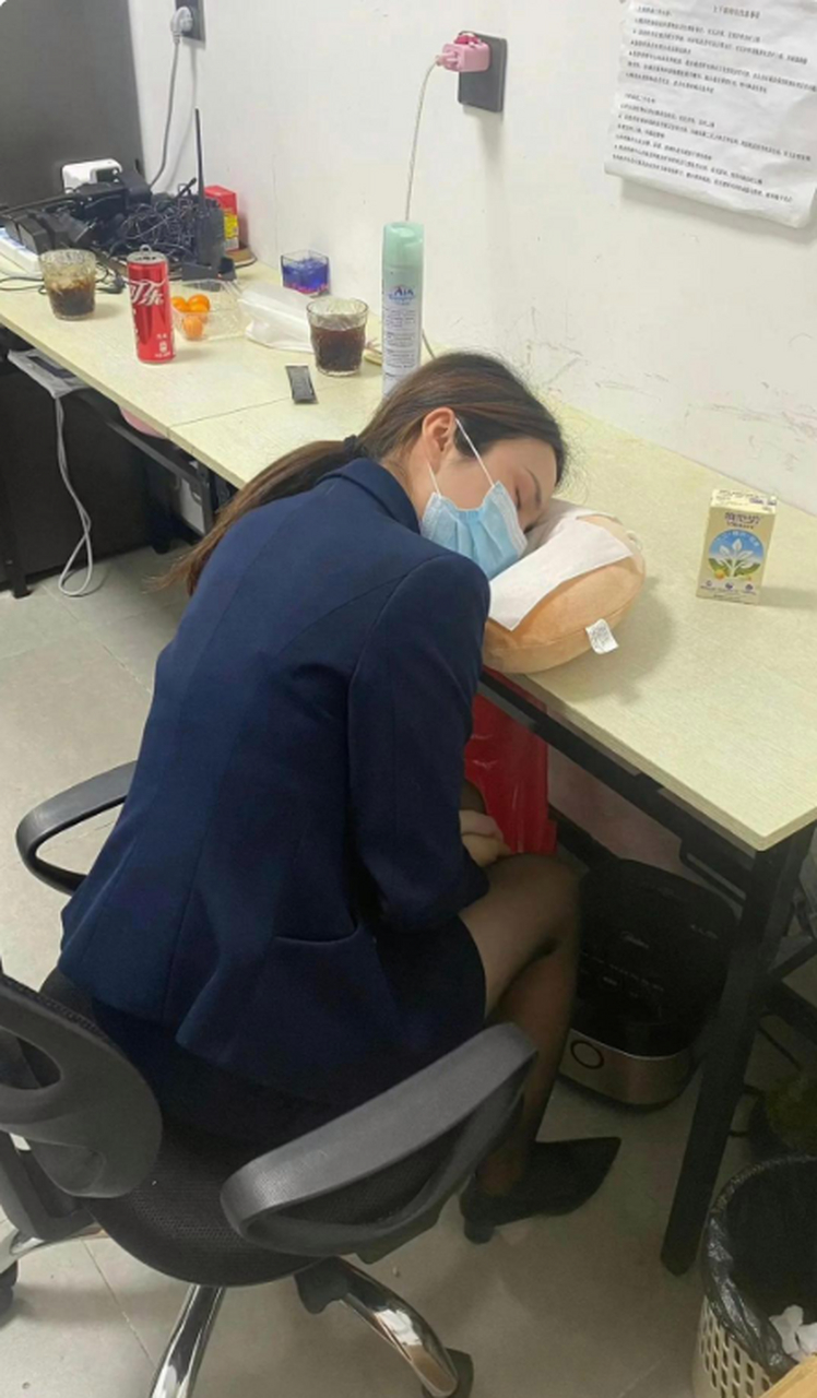 女同事在老板办公室呆了一个多小时,回来就一直睡,她怎么了