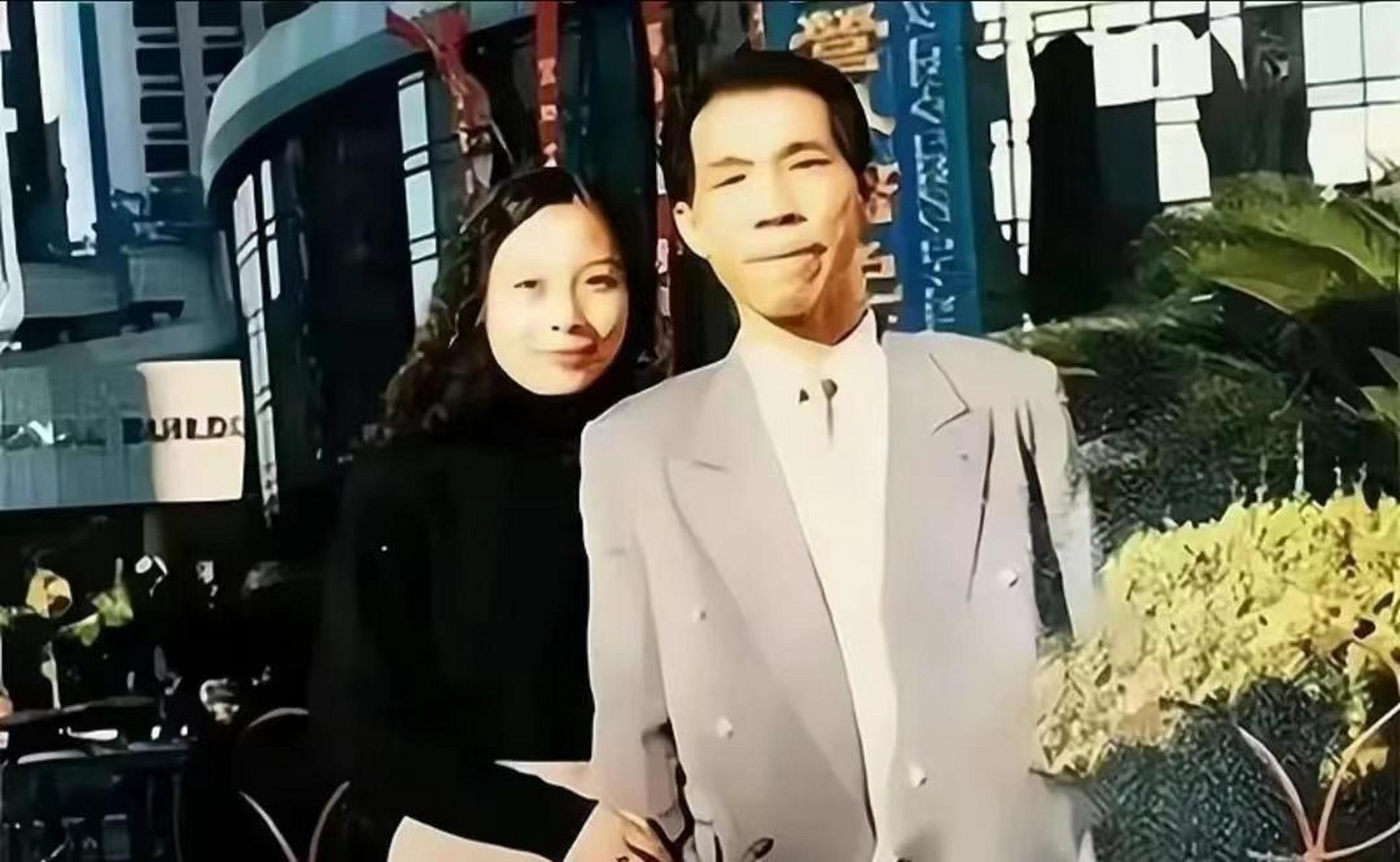 她依偎在法子英身边当小鸟似的,两人看起来十分恩爱,怎么也看不出她在