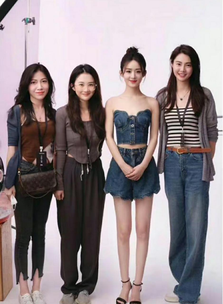 赵丽颖与俗人合影,明星与普通人的差距一眼看出