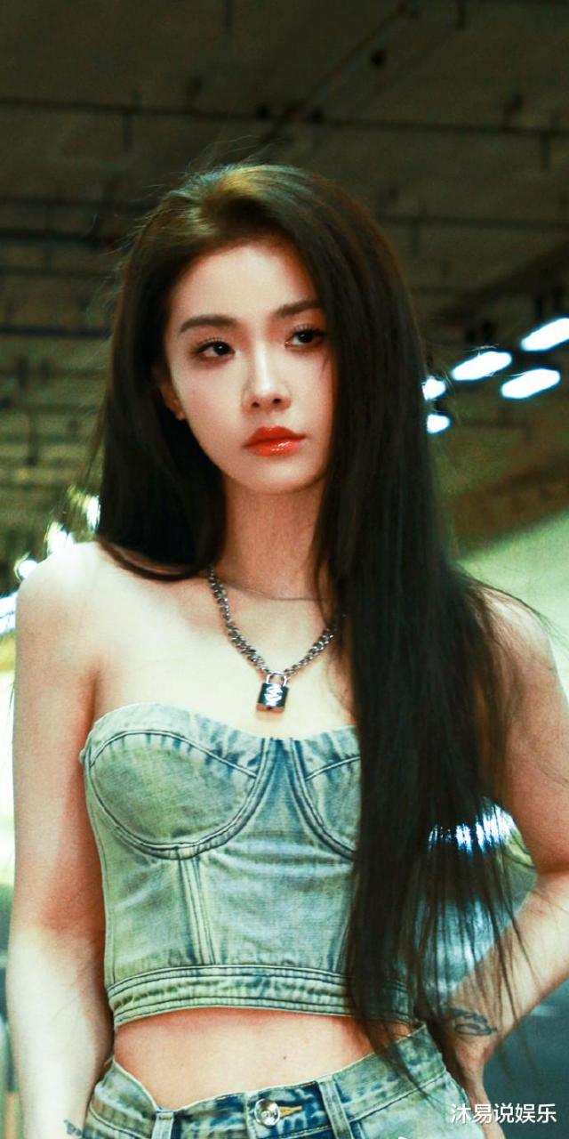 喻言节日辣妹随拍壁纸大片