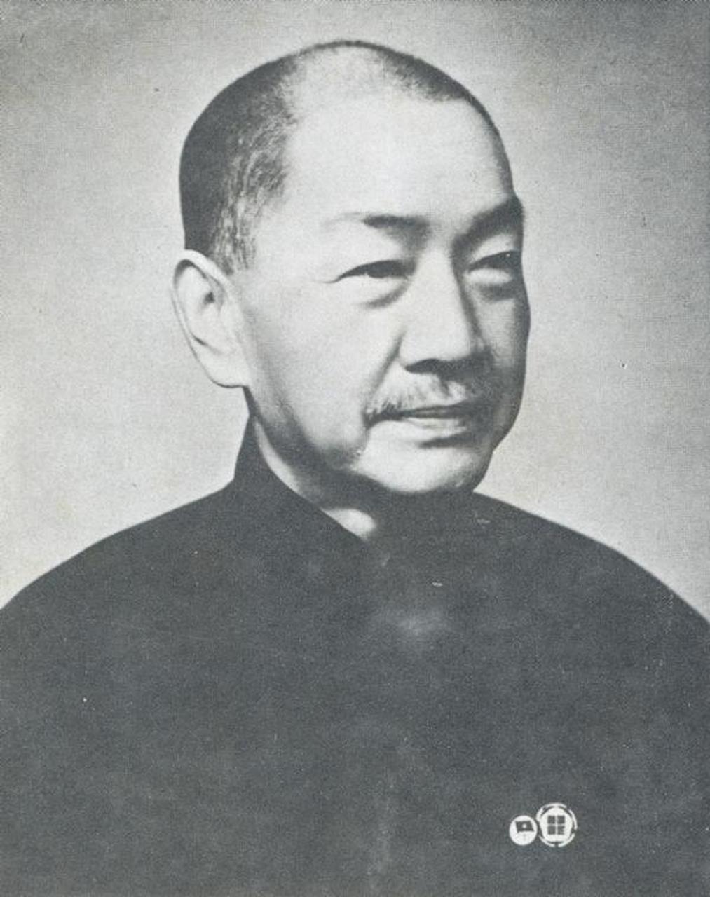 民国的文官礼服,规定为蓝长袍,黑马褂,质料可视季节而异,但服装样式四