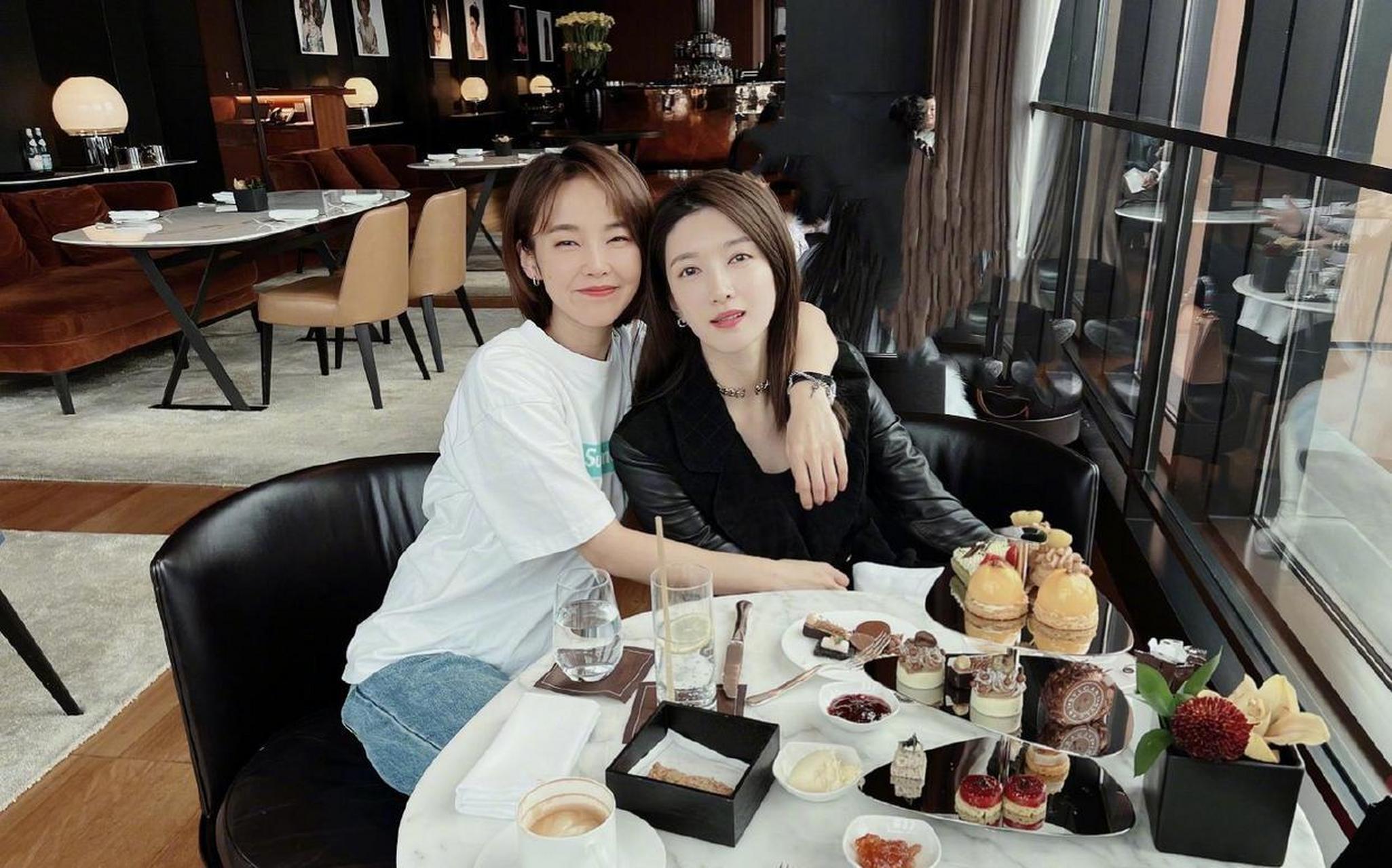 张佳宁晒与江疏影合照 是谁还没有冰墩墩?